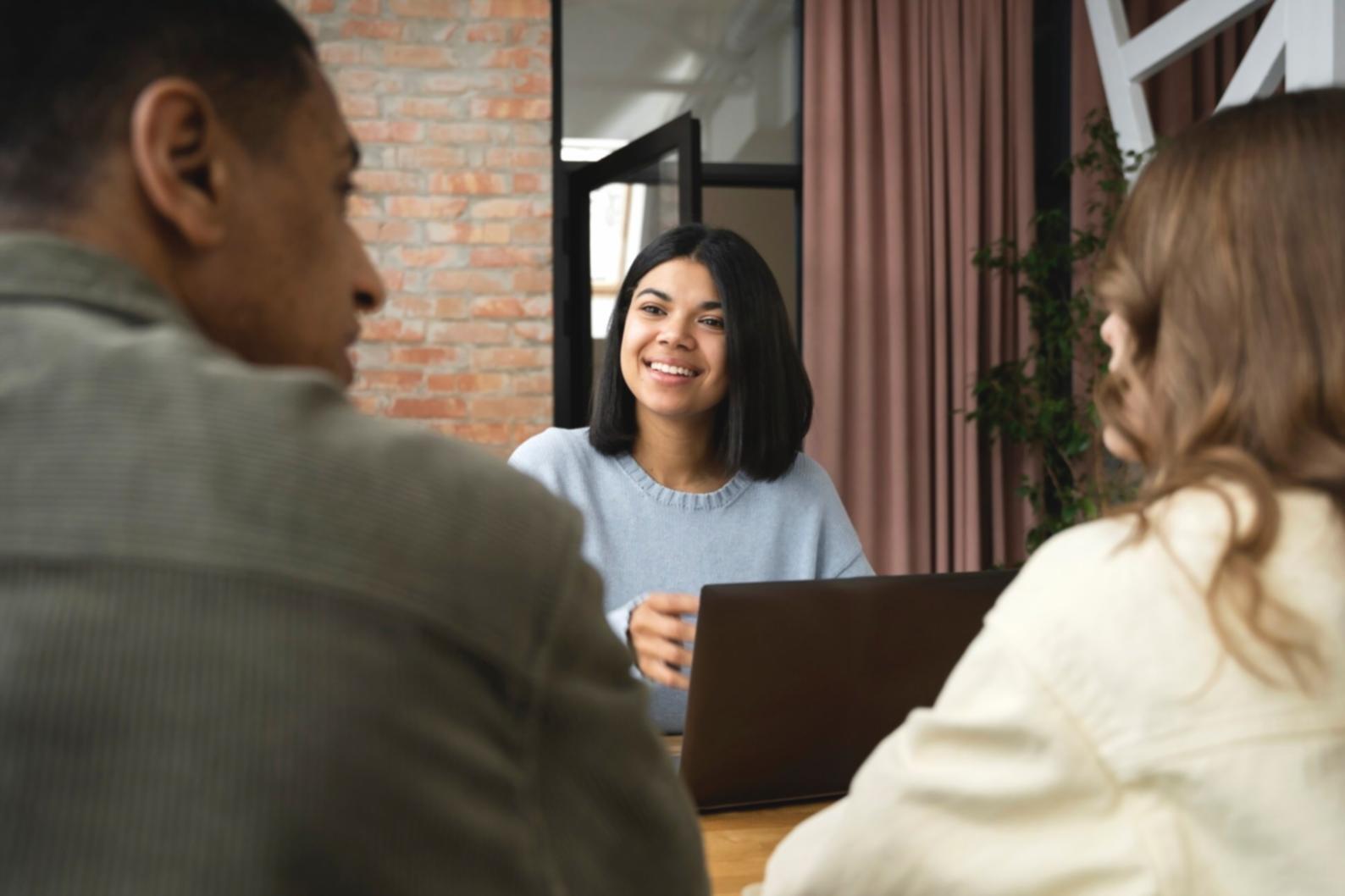 thaliorenqos team collaborating on financial analysis